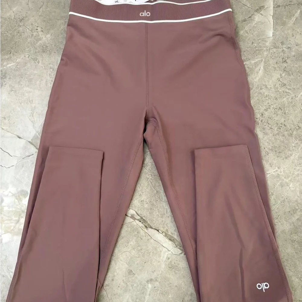 ALO Yoga High-Waist Cargo Leggings in Mauve with White Trim
